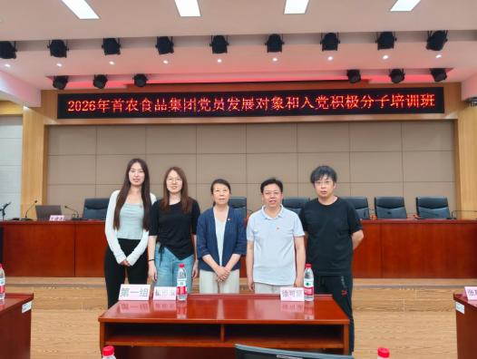 学校工作人员合影