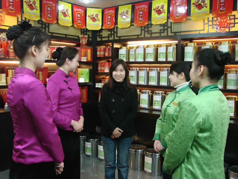 钱磊等毕业生在吴裕泰任店长