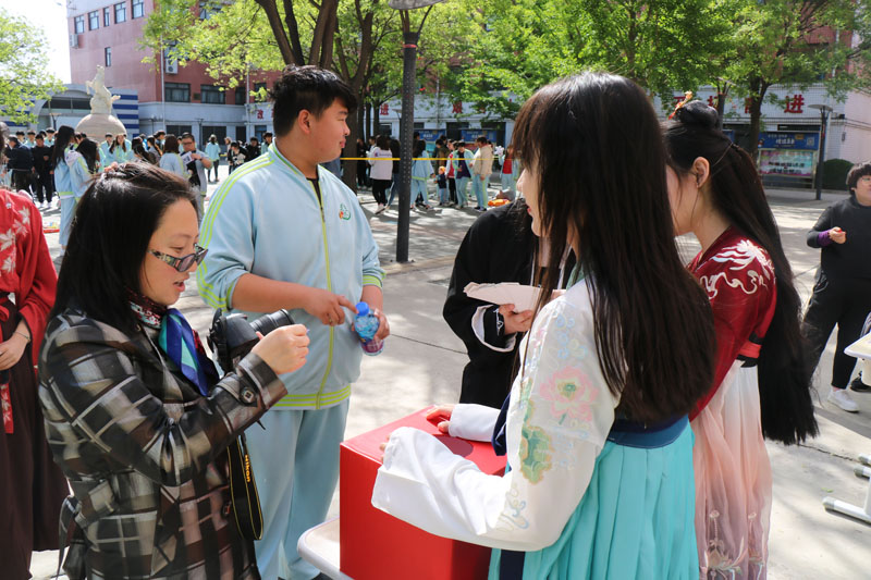 教师积极参与义卖